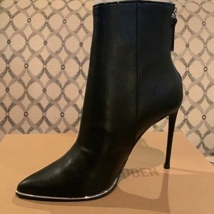 Brand new Steve Madden Valencio booties